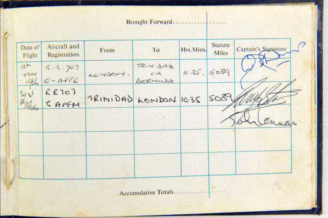 Un carnet de bord du BOAC Jet Club, signé par John Lennon et Ringo Starr en 1966, a également été adjugé à 2 470 £ (Ewbank's).